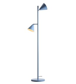 Form 2 Blå gulvlampe Fra Artera - Denne minimalistiske gulvlampen med sine to elegante kjegleformede skjermer i en dempet blåtone er det perfekte valget for de som ønsker et stilig og moderne uttrykk i hjemmet sitt.