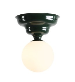 Wave Ø17 Mørkegrønn plafond Fra Artera - Den har en mørkegrønn ramme med et mykt bølgete design og en rund hvit glassskjerm som sprer et behagelig og jevnt lys i rommet.