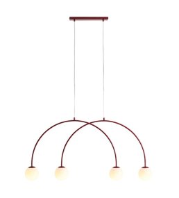 Una 130cm Burgunder Fra Artera - Una takpendellampe i metall i en blank, m&oslash;rkebrun farge har et s&aelig;regent og moderne design med to buede armer som holder fire hvite glasskjermer.