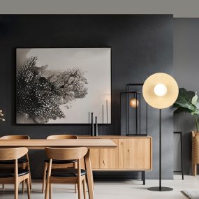Soho Svart og hvitt gulvlampe Fra Emibig Lighting - Den er laget av en unik kombinasjon av metallsirkel og naturlig farget kryssfiner &ndash; en harmonisk blanding av industriell stil og myke treelementer.