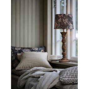 Lodge 60cm Brun bordlampe Fra PR Home - Lodge bordlampe har en klassisk stil med praktfulle former.