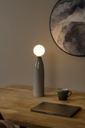Figaro 45cm Grå bordlampe Fra Lucide - Med sin smale, vaseformede bunn og en frostklar sfærisk diffuser, sprer Figaro en varm glød i hele rommet.