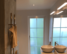 Aqua II 60cm Hvit baderomslampe Fra Westal - Baksiden har innganger og utganger for installasjonskabelen, koblingsbar og med mulighet for tilkobling av ekstern kabel.