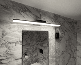 Aqua II 60cm Svart baderomslampe Fra Westal - Baksiden har innganger og utganger for installasjonskabelen, koblingsbar og med mulighet for tilkobling av ekstern kabel.