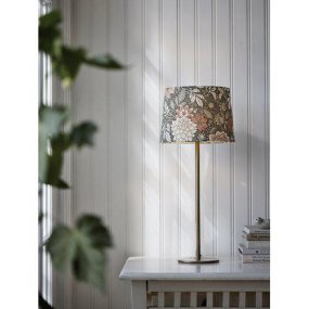 Dahlia 58cm Messing bordlampe Fra PR Home - Dahlia bordlampe i messing med sin dekorative skjerm i jordgrønne farger passer perfekt til; skuffen, nattbordet eller i vinduet.