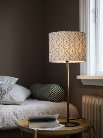 Base 58cm Messing/brun Fra PR Home - Messingsbasen kombinert med detaljerte tekstilskjermer i en jordbrun farge skaper en varm atmosf&aelig;re i rommet.