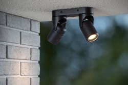 Niort Svart Fra Lucide - Takk til Niort tv&aring; sylindriske spotlights som kan vinkles og roteres gjør nettopp det.