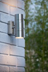 Arne-Led Sateng krom utendørslampe Fra Lucide - Arne passer best i et moderne miljø; og er et sjarmerende blikkfang som finnes i flere farger.