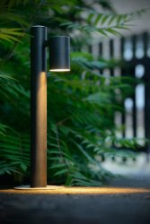 Arne-Led 50cm Svart pullerter Fra Lucide - Den stangformede, stående lampen i sort er 50 centimeter høy og har en ren front.