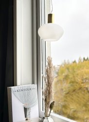 Bell Ø15 Hvit vinduslampe Fra Aneta Lighting - Klokkevinduslampe i matt messing og opalhvitt glass.