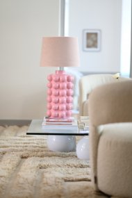 Bubbles 50cm Rosa Fra Hallbergs - Det sprudlende designet har en klar og skinnende rosa farge.