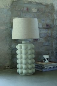 Bubbles 50cm Off-white Fra Hallbergs - Det sprudlende designet har en matt og naturlig off-white farge.