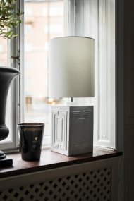 Stucco 48cm Matt hvit lampefot Fra Hallbergs - Stuk er en moderne lampefot med stilig design.