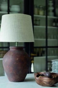 Casagrande 40cm Mørk terrakotta lampefot Fra Hallbergs - Casagrande er en elegant lampefot med rustikk design.