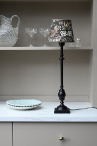 Charlstone 50cm Svart lampefot Fra Hallbergs - Charlstone &auml;r en elegant lampfot i metall med en klassisk och tidl&ouml;s design.