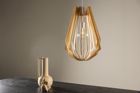 Spider Ø42 Tre Taklampe Fra Venture Design - Tre-Spider-lampen er en tidl&oslash;s lampe laget av naturmateriale som gir hjemmet ditt en myk f&oslash;lelse med behagelig belysning.