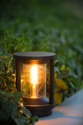 Cadix 22cm Svart Fra Lucide - Cadix tilhører IP65-kategorien, noe som betyr at den er støvtett og beskyttet mot vannstråler og regn, noe som gjør den til en pålitelig lampe for langvarig utendørsbruk.