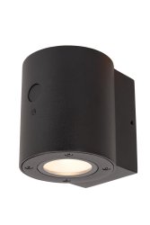 Perth Svart solcellelampe Fra Lucide - Den rørformede utformingen med nedoverrettet lys hviler på en rektangulær monteringsplate for enkel feste til fasaden av huset.