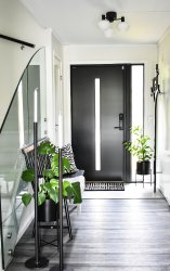 Bell Ø42 Svart plafond Fra Aneta Lighting - Tak i sortlakkert metall med 3 opalhvite glass på&aring; faste armer.