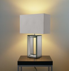 Mirror 58cm Hvit bordlampe Fra Searchlight - Denne høye bordlampen har en slående solid speilbase og er kombinert med en rektangulær hvit skjerm i falsk silke.