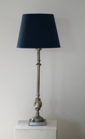 Charlstone 50cm Antiksilver lampefot Fra Hallbergs - Den antika silverfinishen tillf&ouml;r en varm ton och g&ouml;r Charlstone enkel att kombinera med olika f&auml;rger och material.