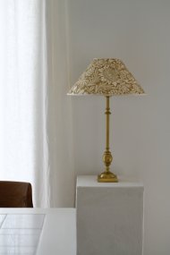 Charlstone 50cm Mässing lampefot Fra Hallbergs - M&auml;ssingsfinishen tillf&ouml;r en varm ton och g&ouml;r Charlstone enkel att kombinera med olika f&auml;rger och material.