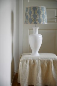 Mindy 50cm Vit lampefot Fra Hallbergs - Denna eleganta lampfot i keramik har en mjuk, klassisk form och blank vit finish som ger ett varmt och stilrent uttryck.