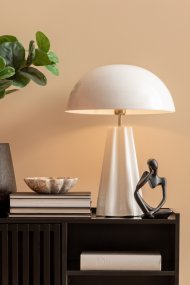 Amplio 55cm Hvit bordlampe Fra Leitmotiv - Den er laget av metall med en blank hvit finish og elegante messingdetaljer som gir et sofistikert uttrykk.