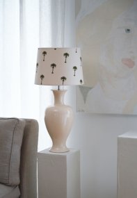 Mindy 50cm Beige lampefot Fra Hallbergs - Denna eleganta lampfot i keramik har en mjuk, klassisk form och en blank kr&auml;mbeige finish som ger ett varmt och stilrent uttryck.