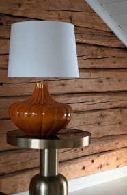 Harmony 40cm Mörkgul lampefot Fra Hallbergs - Harmony lampfot &auml;r en dekorativ lampfot i keramik med en mjuk, rundad form och vackert r&auml;fflad struktur.