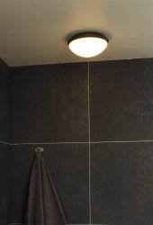 Siracusa Ø25 Hvit baderomslampe Fra Aneta Lighting - Lampen monteres med skruer i tak og strømtilkobling med fast montering.