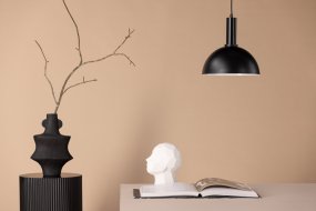 Narbonne Ø25 Svart Taklampe Fra Venture Design - Med Narbonne taklampe f&aring;r du en tidl&oslash;s og klassisk lampe som passer inn i de fleste rom.