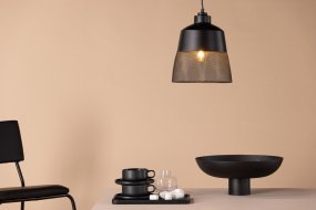 Toulon Ø24 Svart Taklampe Fra Venture Design - Den mattsvarte jernfoten skaper et stilig uttrykk, og den nedre delen av lampeskjermen har et fint nettingm&oslash;nster som gj&oslash;r lampen unik og skaper et behagelig lys i hele rommet.