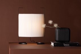 Rennes 48cm Off-white bordlampe Fra Venture Design - Plasser den i et m&oslash;rkt hj&oslash;rne i gangen eller stuen og l&oslash;ft hyggefaktoren til neste niv&aring;!