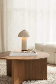Buddy 25cm Sand bærbar Fra Globen Lighting - Den er IP44-klassifisert og er derfor ideell for b&aring;de innend&oslash;rs og utend&oslash;rs bruk, men b&oslash;r oppbevares innend&oslash;rs n&aring;r den ikke er i bruk.