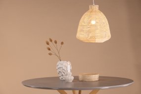 Tours Ø40 Natur Taklampe Fra Venture Design - Lampen har en vakker gl&oslash;d som gir en varm og koselig f&oslash;lelse, noe som gj&oslash;r den perfekt &aring; plassere over spisebordet, til lange, stemningsfulle middager eller p&aring; soverommet for en avslappende f&oslash;lelse.