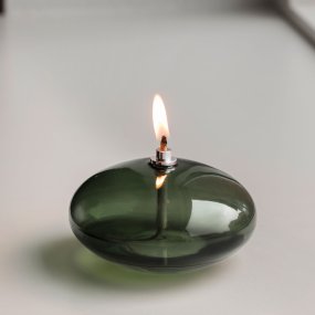 Oljelampa Aura Liten Mørk grønn Fra Mette Ditmer - Den djupgr&ouml;na f&auml;rgen ger en st&auml;mningsfull k&auml;nsla, och n&auml;r l&aring;gan t&auml;nds sprider lampan ett mjukt, varmt ljus som skapar en avkopplande atmosf&auml;r.