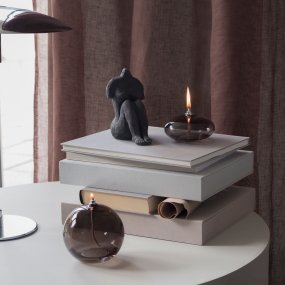 Oljelampe Aura Stor Røykfarget Fra Mette Ditmer - Dess eleganta design och r&ouml;kf&auml;rgade glas sprider ett mjukt, varmt ljus som ger en lugn och mysig k&auml;nsla.