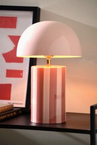 Rayado 34cm Rosa bordlampe Fra Leitmotiv - Lampefoten har et stripete m&oslash;nster i m&oslash;rkere rosa og lys rosa, mens skjermen er i en matchende lys rosa tone som skaper et ensartet og mykt uttrykk.