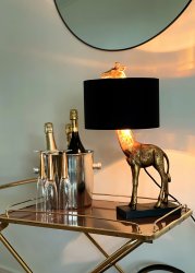 Affe 50cm Gull bordlampe Fra Aneta Lighting - Lampen er sl&aring;tt p&aring;; og av med en effektbryter p&aring; en 1,5 meter svart kabel med st&oslash;psel.