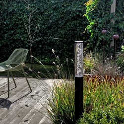 Pollux Svart Fra Lightson - Det er fint &aring; sette flere Pollux i en gruppe i et staudebed eller ved en dam og p&aring; s&aring; m&aring;te &aring; skape en vakker lysinstallasjon i hagen.