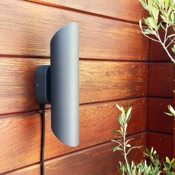 Wally Mørk grå Fra Lightson - Lampen gir et virkelig godt funksjonelt lys, praktisk for eksempel i garasjen eller hagen, men skaper ogs&aring; fine effekter for &aring; lyse opp det som er rundt, som potter og vegetasjon.