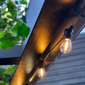 Cozy Start 5m Svart Fra Lightson - Sl&oslash;yfen er 5m lang og utstyrt med 10 utskiftbare lyskilder + 5m tilkoblingskabel og transformator For st&oslash;rre arealer kan du koble opp til 6 sl&oslash;yfer og lage et imponerende lysarrangement med en total lengde p&aring;; hele 30m.