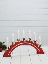 Celine RØD Fra Markslöjd - Celine Advent Candlestick Red er en elegant og klassisk bueformet lysestake, perfekt for &aring; skape den perfekte julestemningen i hjemmet ditt.