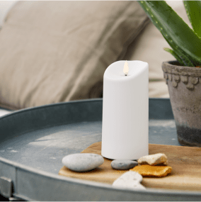 LED Blokklys Flamme Hvit Fra Star Trading - Lyset har en innebygd timer og n&aring;r bryteren er p&aring;; timermodusen lyser lyset i 6 timer p&aring;, 18 timer av, gjentatte ganger.