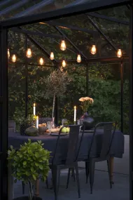 Startsett Med Lysslynge Amber 10m Svart Fra Konstsmide - Stilig lysstreng med 10 ravfargede LED-lamper (E27) &ndash; perfekt for &aring; skape en koselig atmosf&aelig;re ute eller inne.