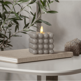 LED Blokklys Flamme Dot Grå Fra Star Trading - Den har timerfunksjon og n&aring;r bryteren er p&aring;; timer-modusen tenner lyset i 6 timer p&aring;, 18 timer av, gjentatte ganger, med en vakker realistisk flamme i varm hvit.