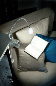 Stella Hvit klemmelampe Fra Airam - Med Stella kan du erstatte en bord- eller vegglampe b&aring;de permanent eller midlertidig.