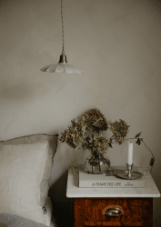 Gustav Ø20 Grønn vinduslampe Fra Strömshaga - En elegant taklampe som er liten og s&oslash;t og passer fint b&aring;de over kj&oslash;kkenbordet, i et vindu eller p&aring; soverommet.