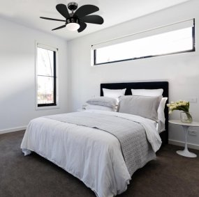 Turbo Swirl Ø76 Mørk grå Fra Westinghouse - Turbo Swirl takvifte i en blank metallisk mørk; overflate med seks sorte blader og en kuppel av opal frostet glass for belysning.